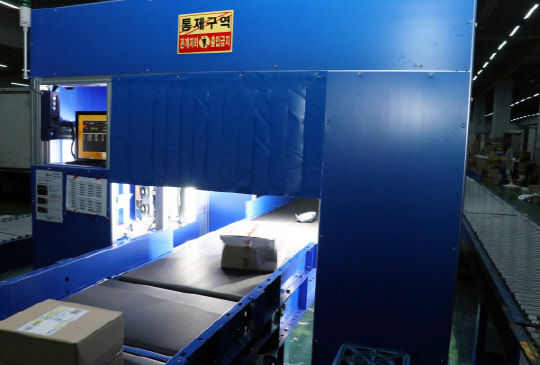 서울 금천구 가산동에 위치한 CJ대한통운 구로서브 내 휠소터가 택배 박스 바코드를 인식하고 있다. <CJ대한통운 제공>